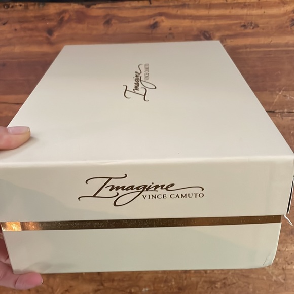 White silver Satin Vince Camuto Pumps - Picture 3 of 6